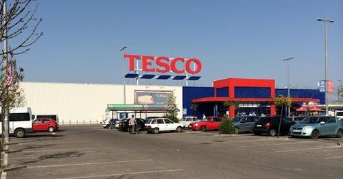 Tegnap délután egy idősebb hölgy próbált előttem bankkártyával fizetni a Tescoban! Ami ez után történt, attól még most is könnyezek, erre nincsenek szavak