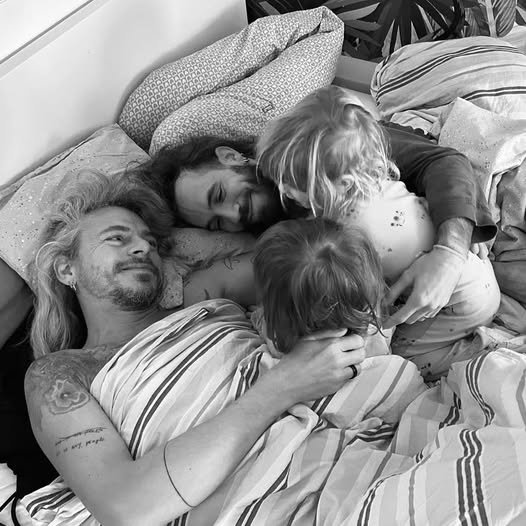 Steiner Kristóf 2 kisgyerekek az ágyában fotózta le magát.. vele van a szerelme is. Az internet népe fellázadt, a kép miatt