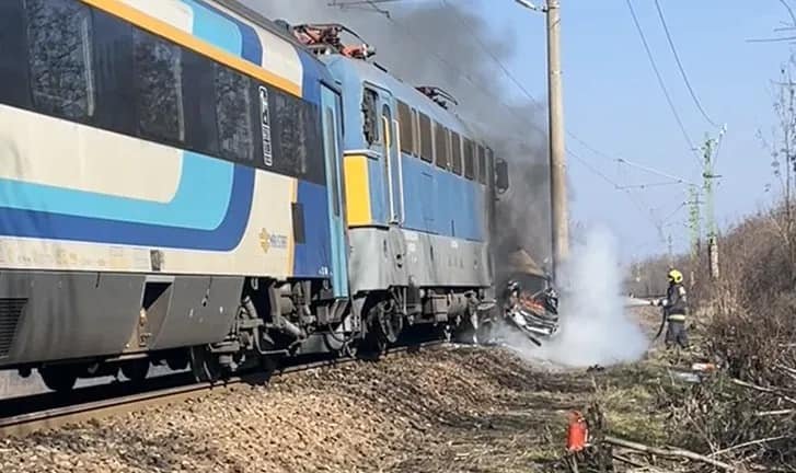 Autó ütközött a vonattal a Szeged-Budapest vonalon. Az utasokat gyalog küldték fel Pestre.