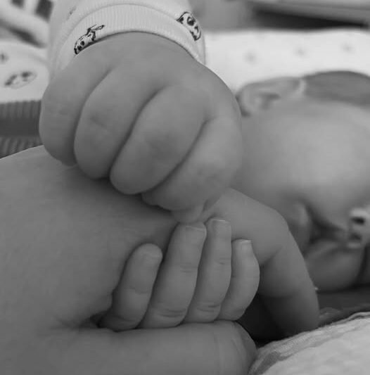 Összetörten tudatjuk, hogy kislányunk Farkas Sára temetése 13:30-kor lesz a Pécsi Köztemetőben.