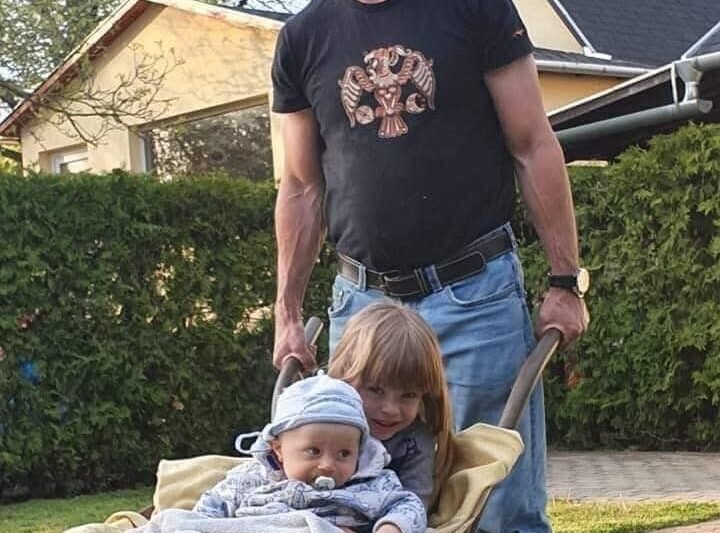 “Régen talicskával hordtam haza a pénzt. Akkor még nem tudtam, hogy egy talicskányi szeretet többet ér. Köszönöm a feleségemnek, aki ezt a két szép gyermeket adta, örökre hálás leszek.” – Ambrus Attila.Először mutatta meg gyönyörű feleségét Ambrus Attila vagyis a Viszkis rabló! Atya ég! Ritka Gyönyörű nőt talált maga mellé: !