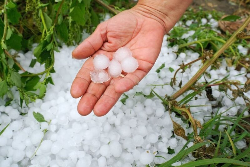 Jégeső is jöhet a felhőszakadásokkal: hat megyére adtak ki figyelmeztetést