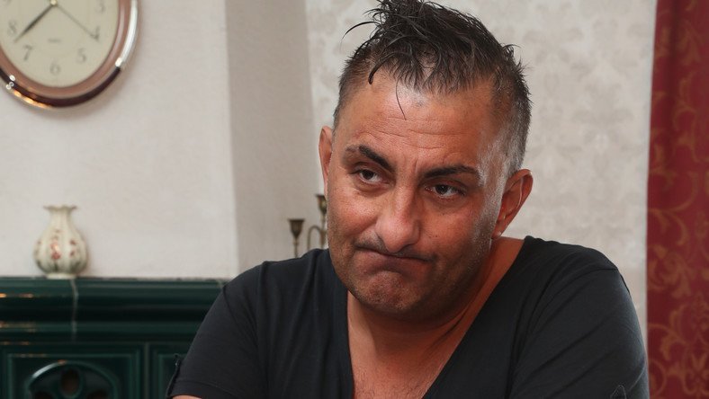 ÉG ÖNNEL MŰVÉSZÚR! Sajnos a hír igaz! Gáspár Győzőtől kell búcsúznunk.. Eszméletlen állapotban, begyógyszerezve találtak Győzikére a szőnyegen.. Sajnos megtörtént a legroszabb. Brutálisan nagy a baj! A család közleményt adott ki: