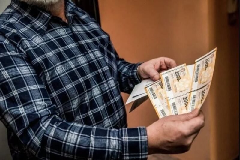 A napokban közel 7 ezer forintos élelmiszer utalvánnyal kopogtathat Önnél is a Nyugdíjfolyósító munkatársa ha elmúlott 60 éves!