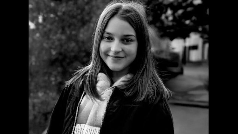 Lepedőkön akart leereszkedni a 4. emeletről Viki…sajnos kizuhant, és azonnal szörnyethalt.