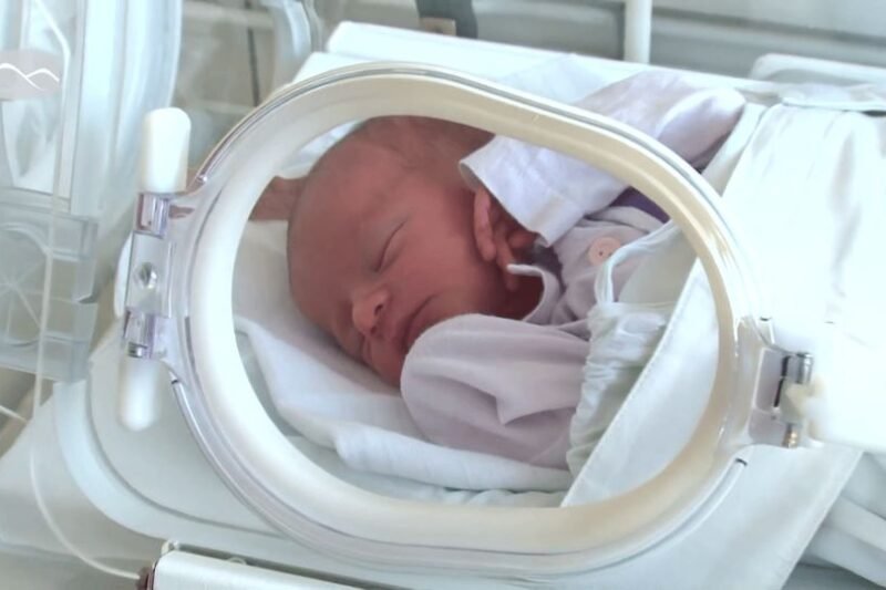 Most érkezett! EZT az újszülött kislányt találtak a babamentő inkubátorban ma reggel. Sajnos a baba…