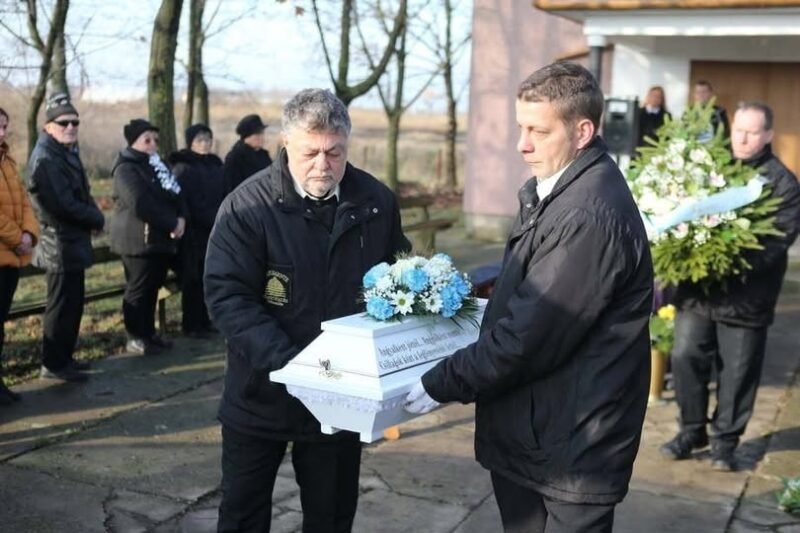 Országos Gyász! Bekövetkezett a SZÖRNYŰ TRAGÉDIA! Isten veled drága Döme baba! Ebben a hófehér koporsóban helyezték végső nyugalomra a kis Döme babát, akivel az édesanyja.. Még leírni is nehéz, de EZ történt a pici babával: