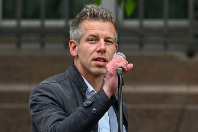 Magyar Péter busszal akarja utaztatni a vidéki embereket az október 23. -án tartandó összejövetelére