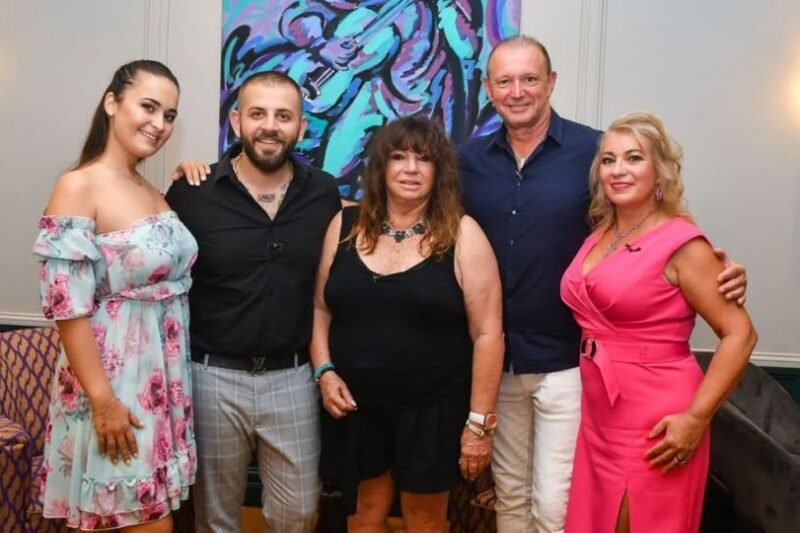 Olyan jó nő a 74 éves Zalatnay Cini, hogy simán kenterbe veri a mai 40-50 éves elhanyagolt nőket