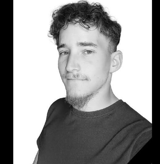 Mély megrendüléssel tudatjuk, hogy iskolánk 10.A osztályos tanulója, Dölles László szombat hajnalban tragikus hirtelenséggel elhunyt.