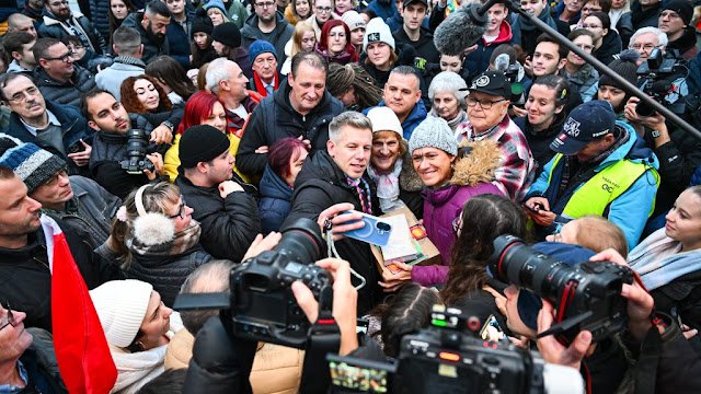 Magyar Péter lázban ég az egész ország! Mindenkihez szólt ma este Péter.. 1 óra alatt majdnem 10 ezer ember nyomott rá szívecskét