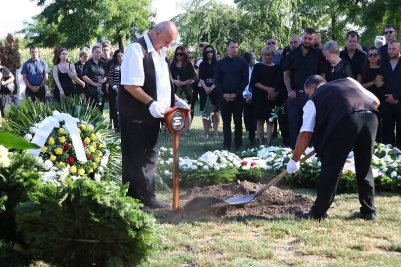 Hófehér koporsóban temették el a 4 gyerekes anyát, aki szülés után…