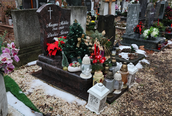 Felfoghatatlan gyász! Gyermekei EZZEL a rajzzal búcsúztak édesapjuktól – Ez történik Dudás Miki temetésén