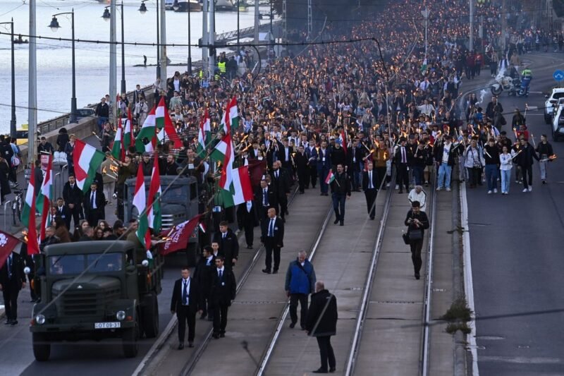 Brutális a tömeg Budapest utcáin! Nem tűrnek tovább! – Megtörténik a felfoghatatlan: