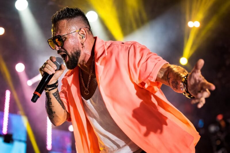 Hát gyerekek, van az a pillanat egy koncerten, amikor a zene hirtelen elhallgat egy másodpercre, a tömeg egy emberként figyel, és a színpadon álló előadó nem énekel tovább, hanem kimond valamit, ami erősebben csapódik be, mint bármelyik dalszöveg. Most Majka koncertjén pontosan egy ilyen pillanat jött el.