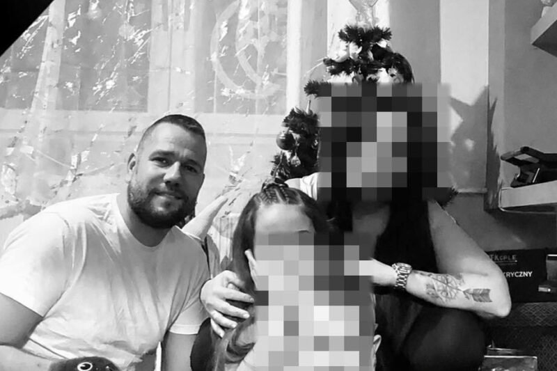 Ádám vesztette életét a MOL robbanásában. A nép követeli, hogy a MOL vezérigazgatója pénzzel segítse az áldozat családját.
