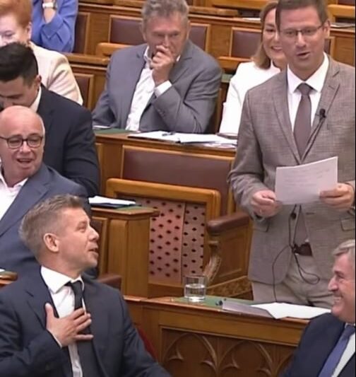 Szerda délelőtt Magyar Péter durván meglepte Gulyás Gergelyt! Beült elé a felszólalása alatt, és úgy kommentálta a beszédét! Íme a videó: