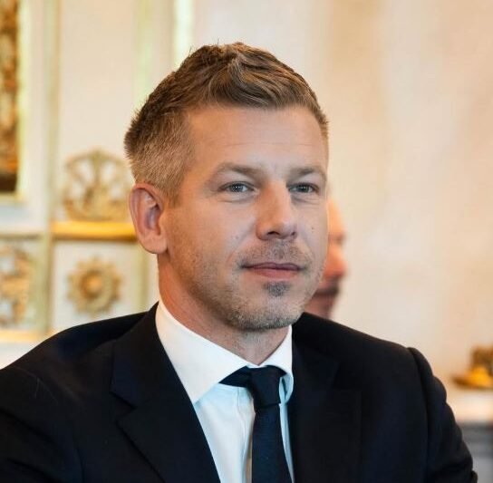 Atyaég ilyen sármos srácot még nem láttál! 24 évvel ezelőtti felvétel KERÜLT KI A NETRE amiből kiderül, hogy nézett ki Magyar Péter 21 éves korában, joghallgatóként!