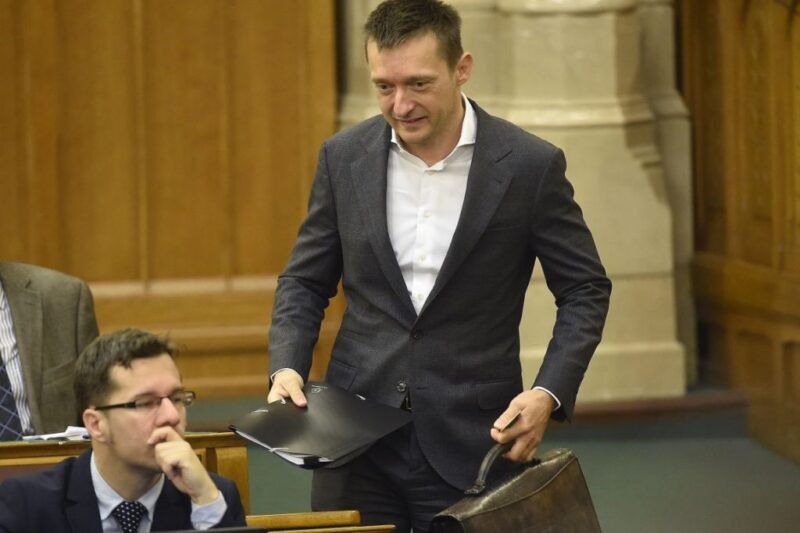 Rogán 700 ezres táskáját a 35 kilós Marika néni fizeti meg..