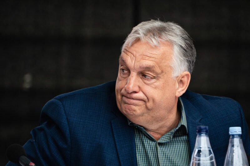 Hadházy: Orbán és stábja elszállásolása Svájcban 20 millió forint közpénzbe került három éjszakára