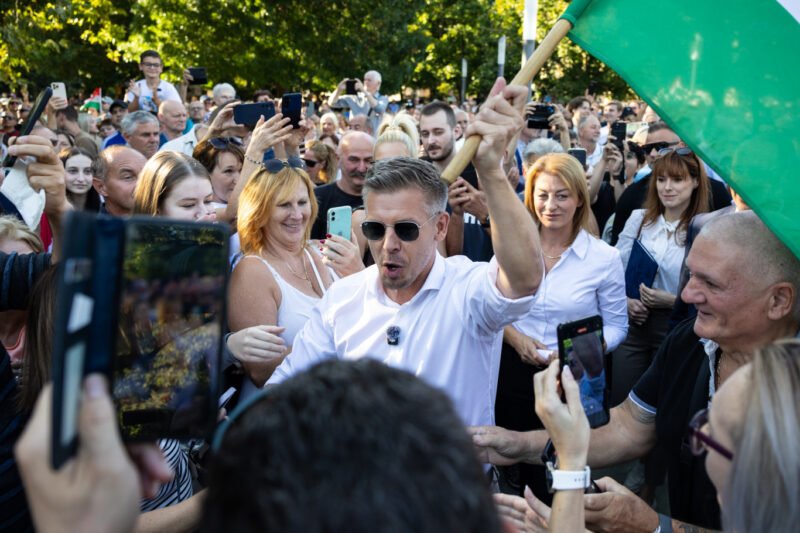 Mészáros Lőrincen és Várkonyi Andreán poénkodva beszélt Magyar a vagyonvisszaszerzésről Pécsen