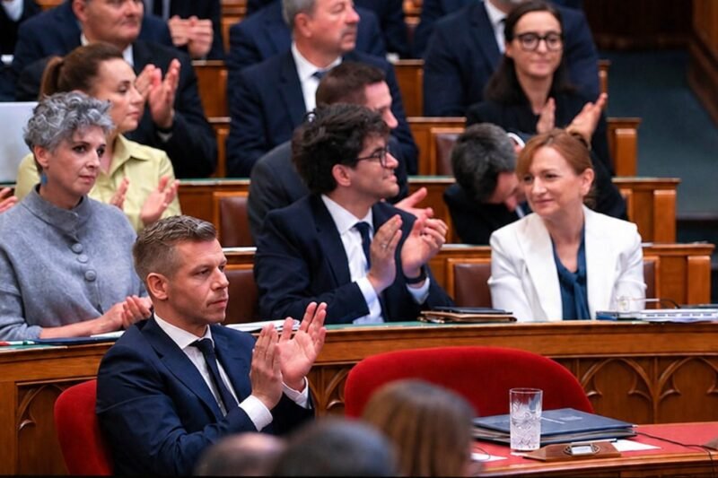 Furcsa dolgott vettek észre ma a Tisza képviselőkön a Parlamentben, kiderült mi az oka – Videk.info